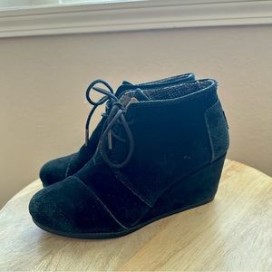 Tom’s Wedge Ankle Boot Black Suede | Size 6.5